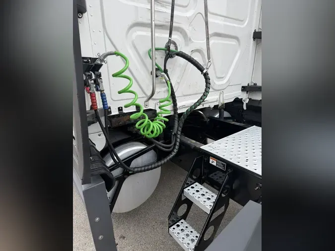 2022 FREIGHTLINER Cascadia 126