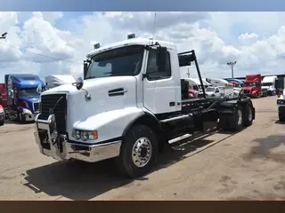 2012 VOLVO VHD64F200