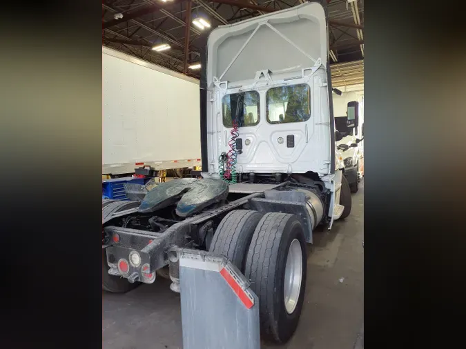 2017 FREIGHTLINER/MERCEDES CASCADIA 113