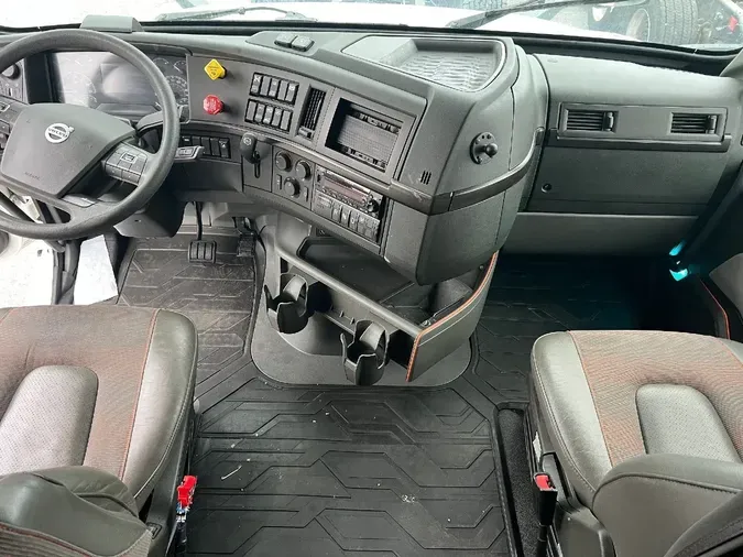 2022 VOLVO VNL64T740