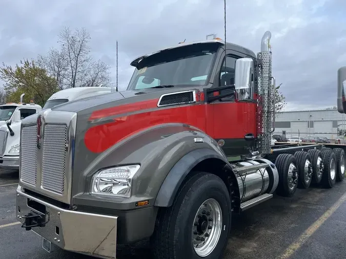 2025 Kenworth T880