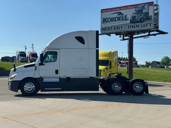2022 FREIGHTLINER Cascadia 126