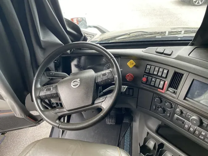 2020 VOLVO VNL64T860