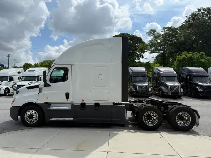 2020 Freightliner Cascadia 126