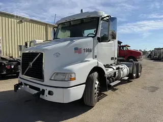 2017 VOLVO VNM64T200