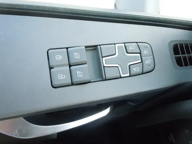 2025 VOLVO VNL64T860