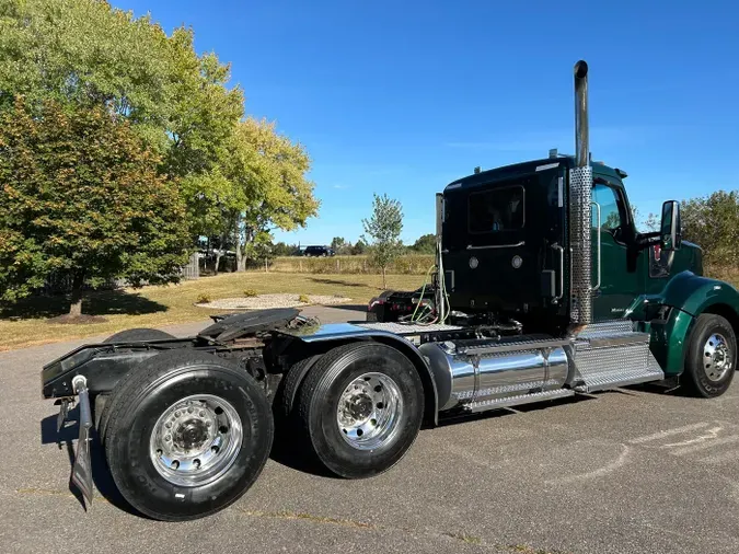 2022 Kenworth W990