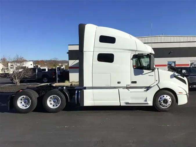 2022 VOLVO VNL760