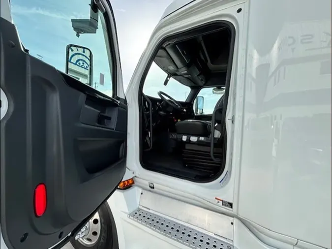 2023 Freightliner Cascadia 126