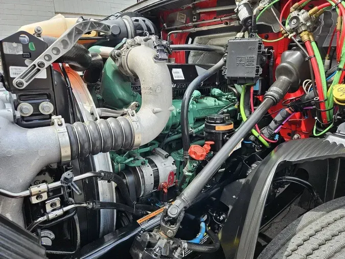 2020 VOLVO VNR64T300