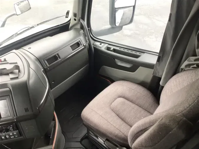 2019 VOLVO VNL740
