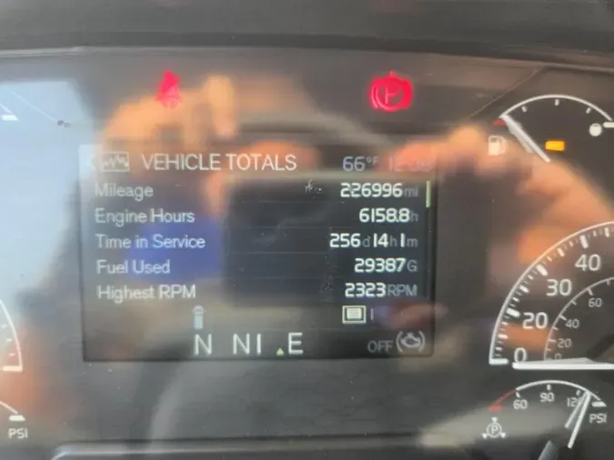 2022 VOLVO VNL64T740