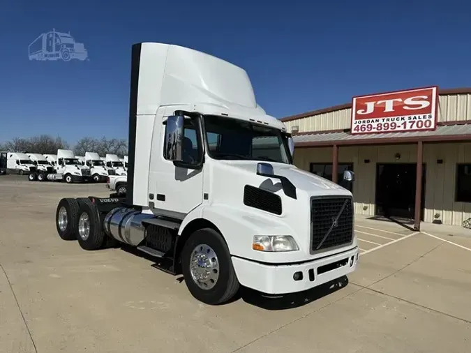 2017 VOLVO VNM64T200