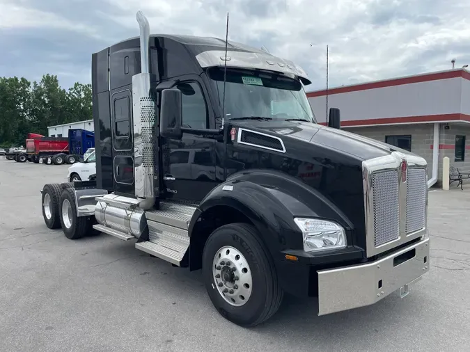 2025 Kenworth T880