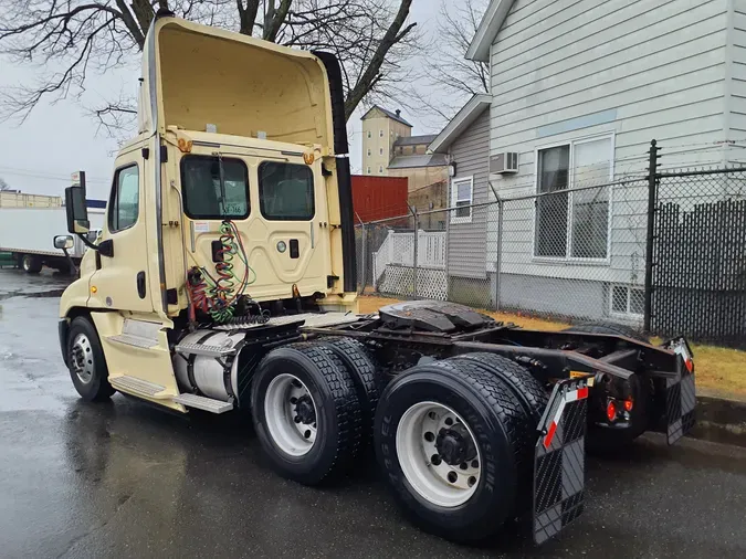 2015 FREIGHTLINER/MERCEDES CASCADIA 125