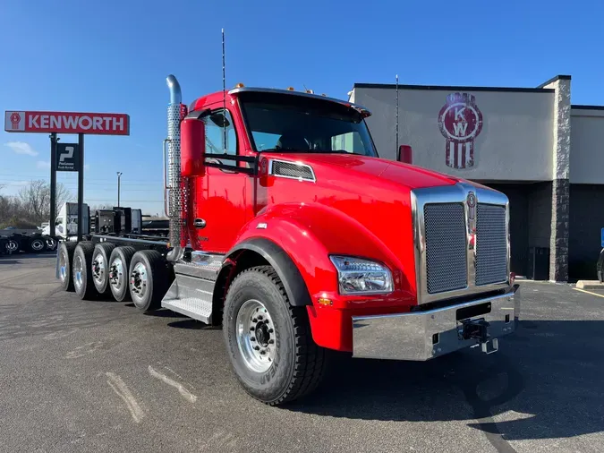 2025 Kenworth T880