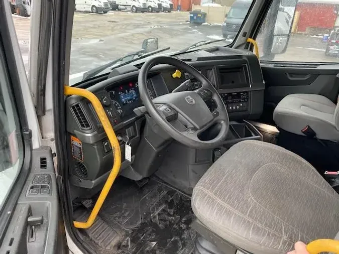 2023 Volvo VNR64T400