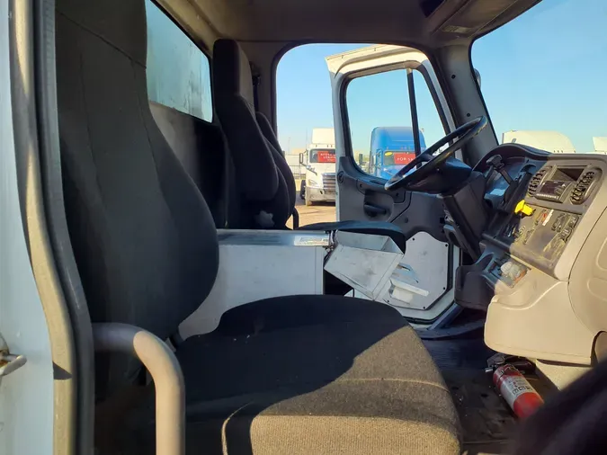 2015 FREIGHTLINER/MERCEDES M2 106