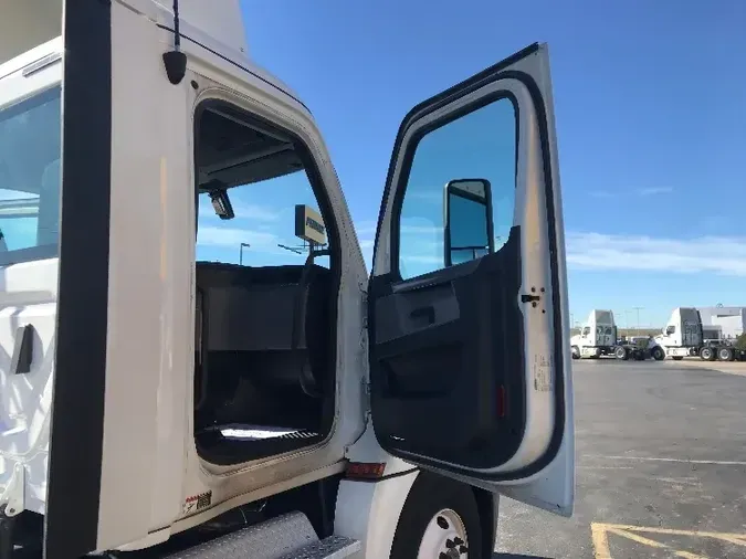 2019 Freightliner T12664ST