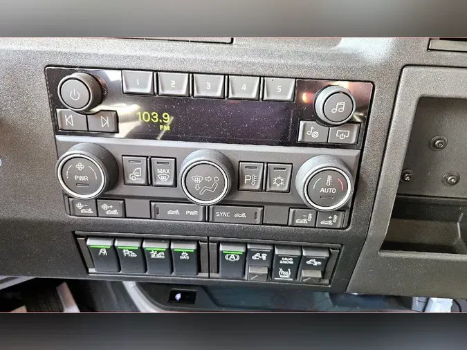 2025 VOLVO VNL64Tv04