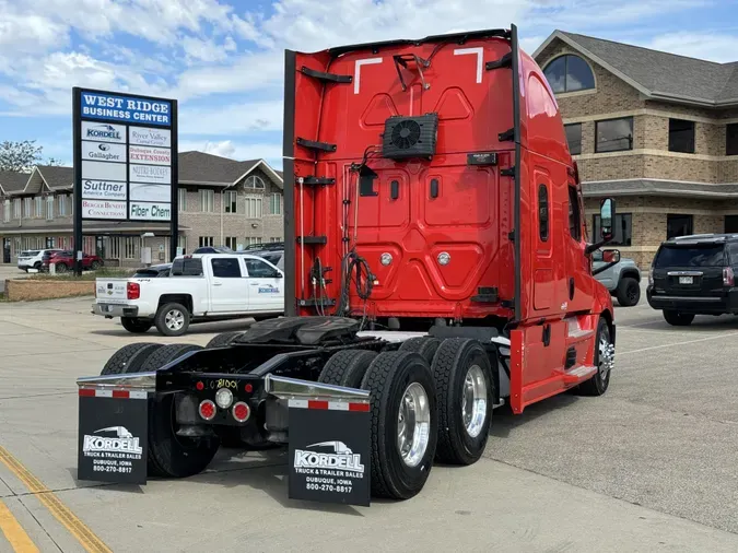 2022 FREIGHTLINER Cascadia 126