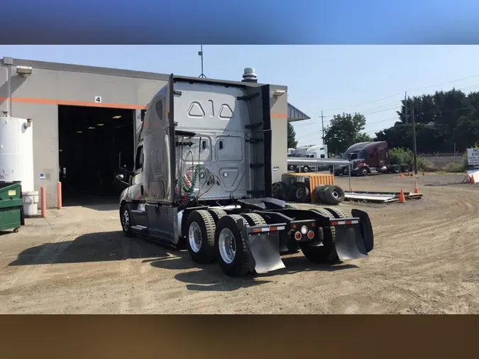 2020 Freightliner Cascadia 126