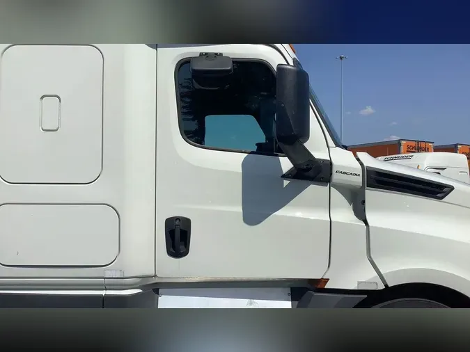 2020 Freightliner Cascadia 126