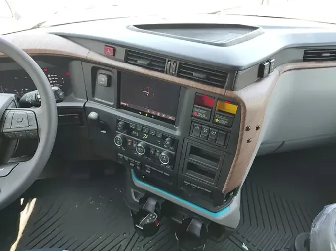 2026 VOLVO VNL64T860