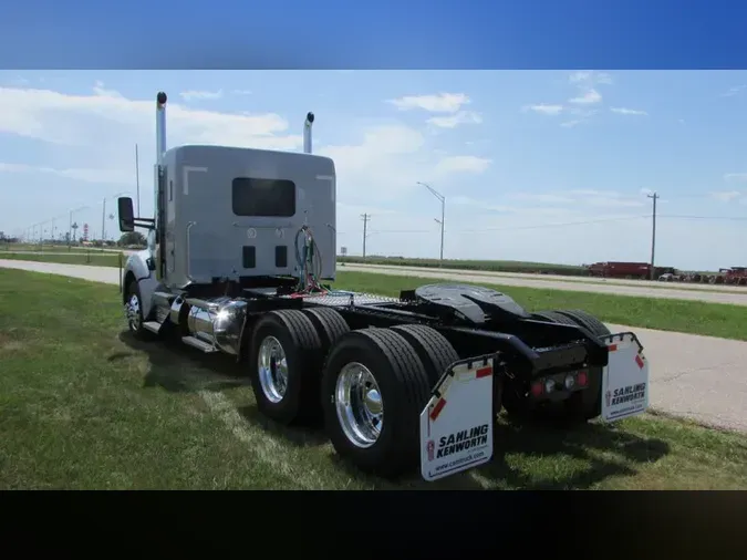 2025 Kenworth T880