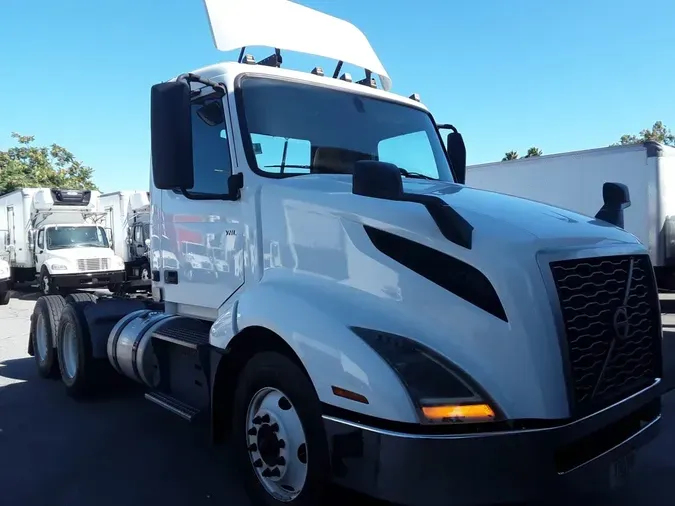 2019 VOLVO VNL64T-300