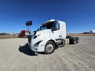 2019 VOLVO VNR64T400