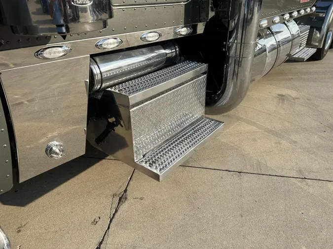 2022 Peterbilt 389