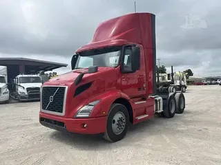 2020 VOLVO VNR64T300
