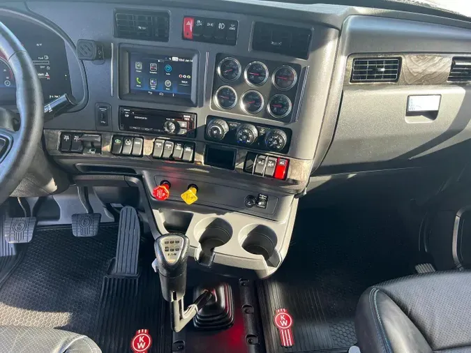 2023 Kenworth W990