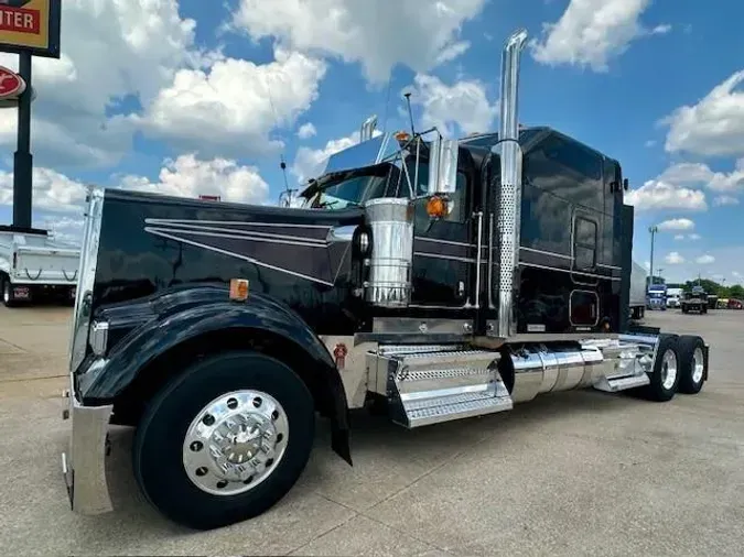 2022 Kenworth W900L