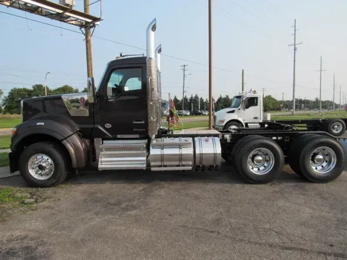 2025 Kenworth W990