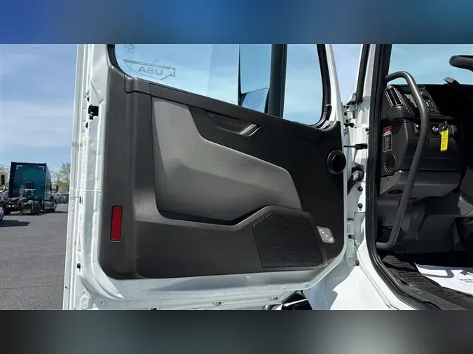 2020 VOLVO VNR640