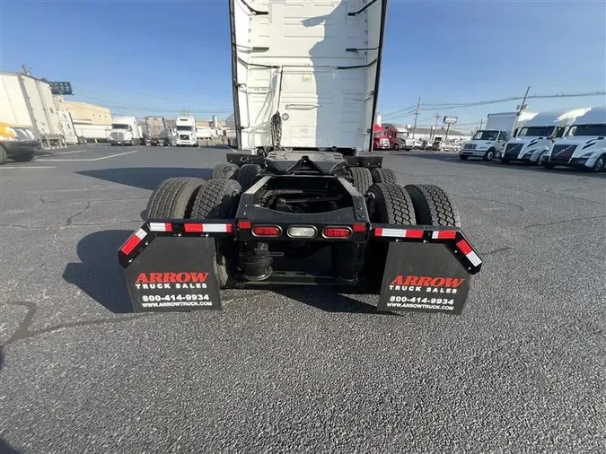 2019 VOLVO VNL760