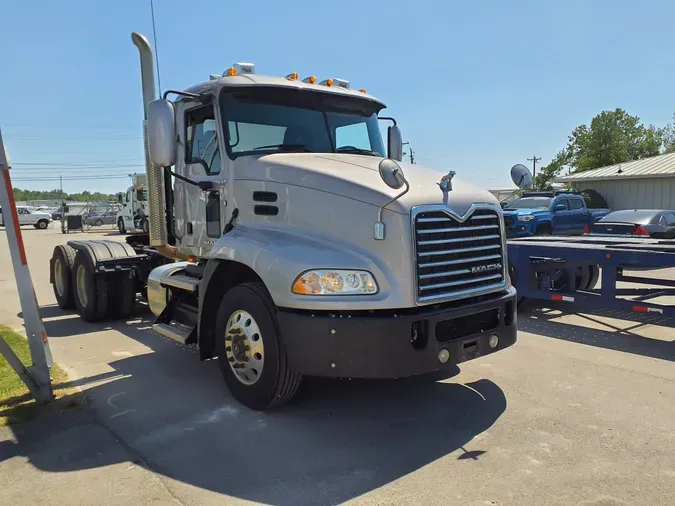 2017 MACK TRUCKS, INC. CXU600