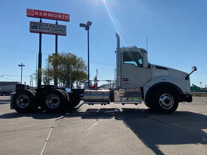 2025 Kenworth T880