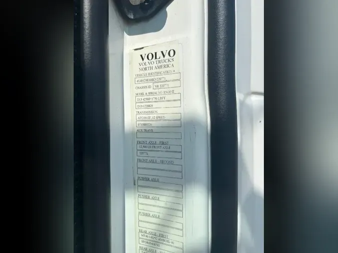 2019 VOLVO VNL64T860