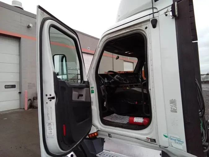 2019 Freightliner Cascadia 126