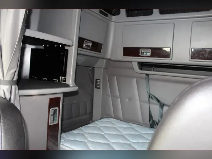 2024 Peterbilt 389