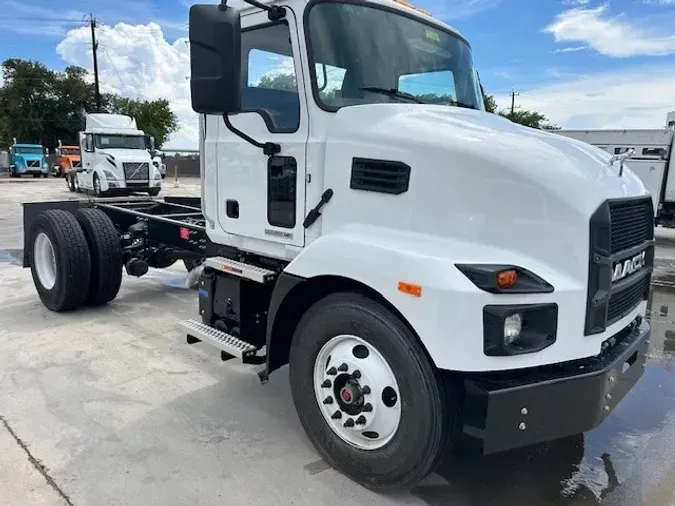 2025 MACK MD64