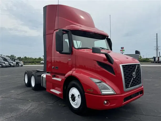 2020 VOLVO VNR300