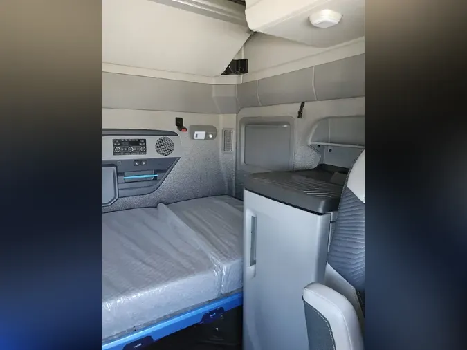 2025 VOLVO VNL64TV04