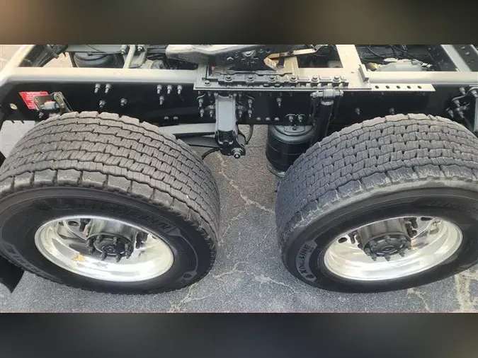 2021 VOLVO VNR64T640