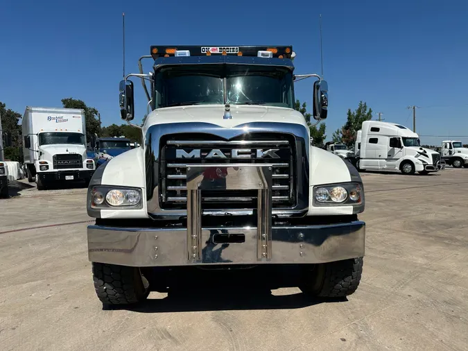 2022 MACK GR64F