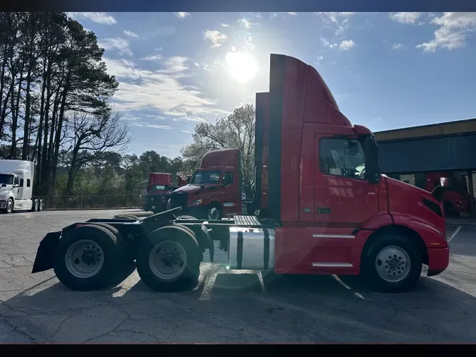 2021 VOLVO VNR64T300