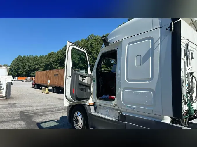 2020 Freightliner Cascadia 126